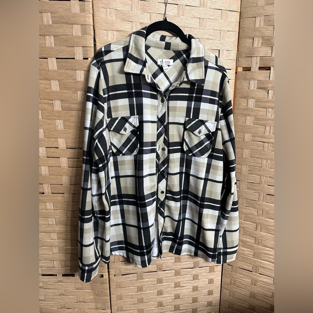 Sz L d&co Plaid lightweight Shacket Button-Up - Black and Cream